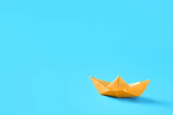 Origami båt på färg bakgrunden — Stockfoto