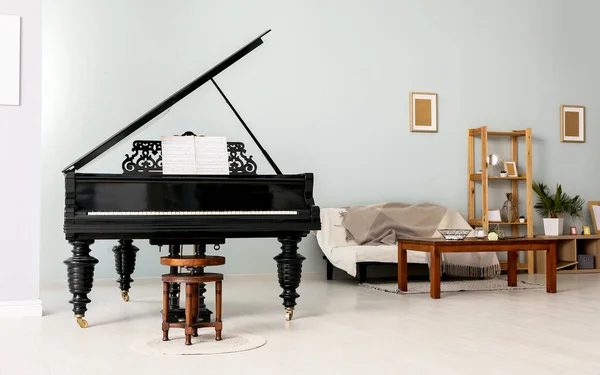 スタイリッシュなグランドピアノが備わり、室内のインテリア — ストック写真
