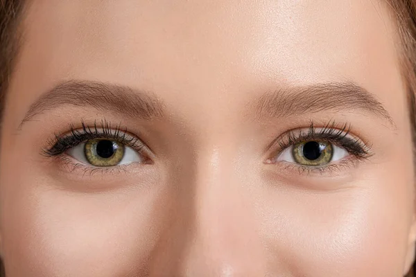 Junge Frau mit schönen Augenbrauen, Nahaufnahme — Stockfoto