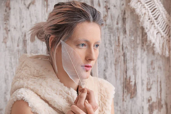 Mooie vrouw met creatieve make-up op lichte achtergrond — Stockfoto