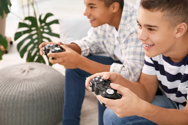 Adolescentes jogando jogos de vídeo em casa — Fotografia de Stock