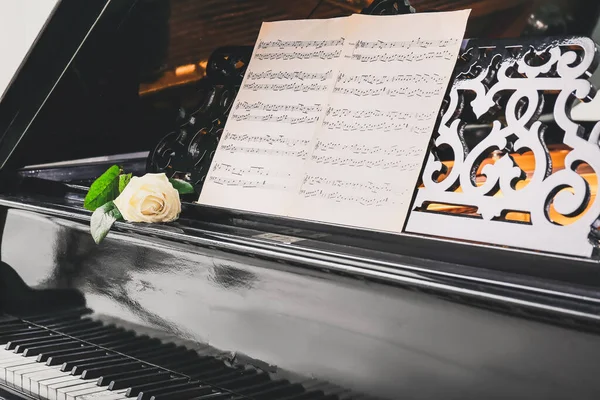 Elegante piano de cola en la habitación — Foto de Stock