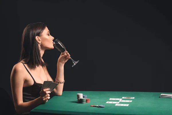 Женщина игрок в покер за столом в казино — стоковое фото