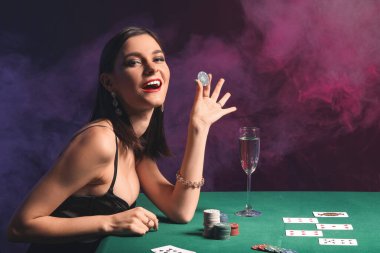 Kumarhanedeki masada bayan poker oyuncusu