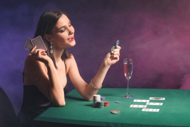 Kumarhanedeki masada bayan poker oyuncusu