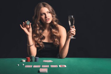 Kumarhanedeki masada bayan poker oyuncusu