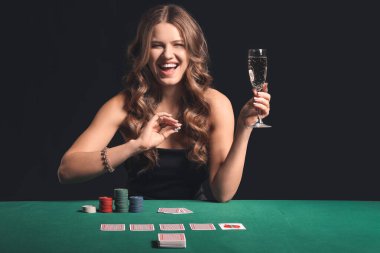 Kumarhanedeki masada bayan poker oyuncusu