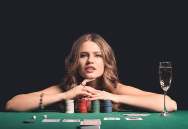 Kumarhanedeki masada bayan poker oyuncusu