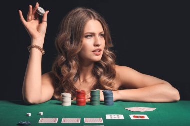Kumarhanedeki masada bayan poker oyuncusu