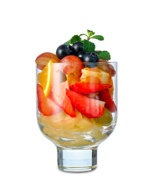Szkło ze smaczną sałatką owocową na białym tle — Zdjęcie stockowe