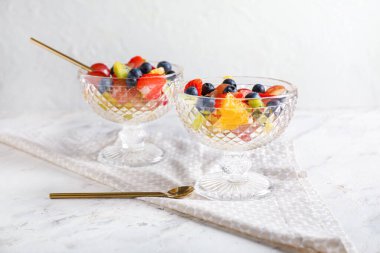 Masada lezzetli meyve salatası olan tatlı kaseleri.