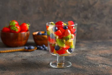 Lezzetli meyve salatalı bir bardak.