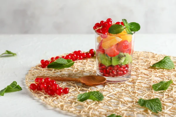Vidro com salada de frutas saborosa na mesa — Fotografia de Stock
