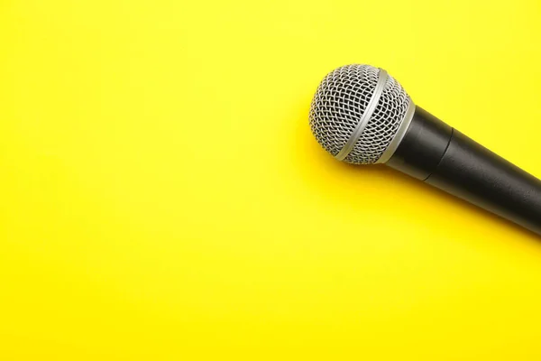 Microphone moderne sur fond de couleur — Photo