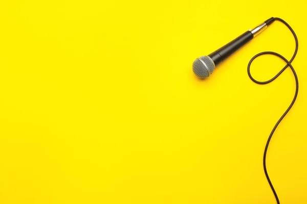 Modernes Mikrofon auf farbigem Hintergrund — Stockfoto