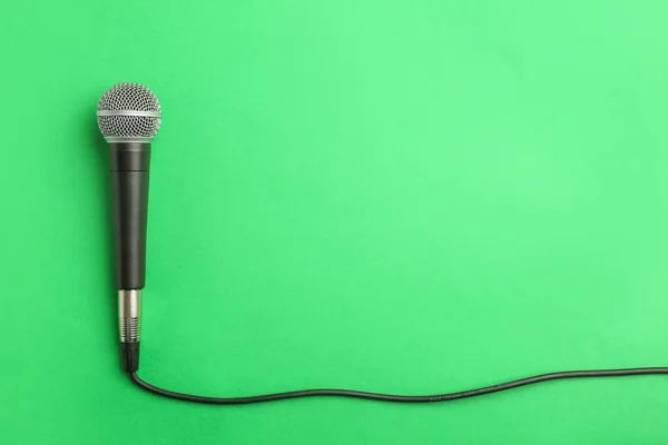 Microfone moderno em fundo de cor — Fotografia de Stock