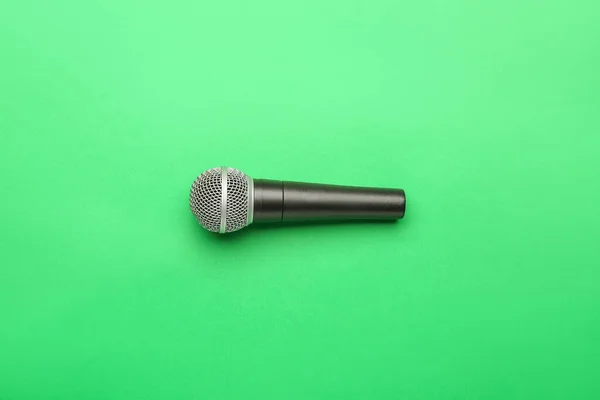 Microfono moderno su sfondo a colori — Foto Stock
