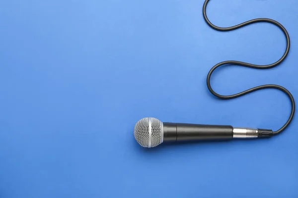 Modernes Mikrofon auf farbigem Hintergrund — Stockfoto