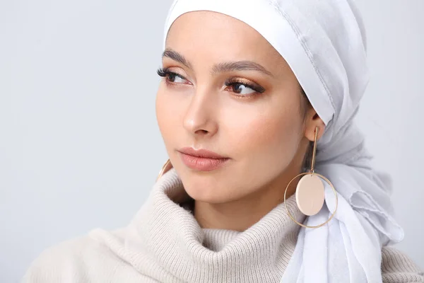 Aydınlık arkaplanda güzel Müslüman kadın portresi — Stok fotoğraf