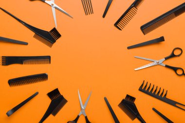 Renk arkaplan üzerinde kuaför araçları kümesi