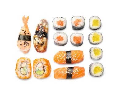 Beyaz arka planda farklı suşi içeren kompozisyon