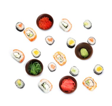 Beyaz arka planda farklı suşi içeren kompozisyon