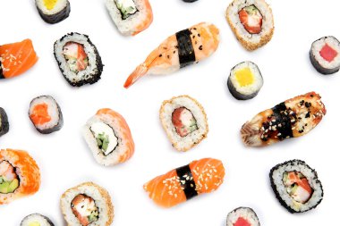 Beyaz arka planda farklı suşi içeren kompozisyon
