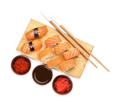 Beyaz arka planda farklı suşi içeren kompozisyon