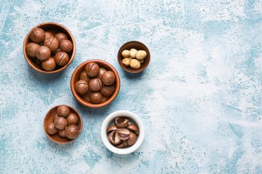 Macadamia fındık renk arka plan üzerinde kaseler