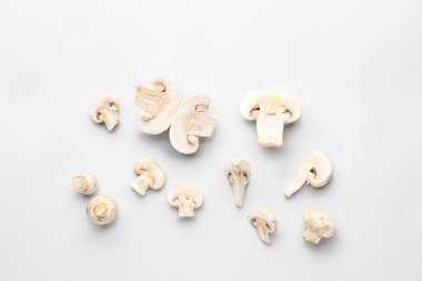 Beyaz arka planda taze mantarlar