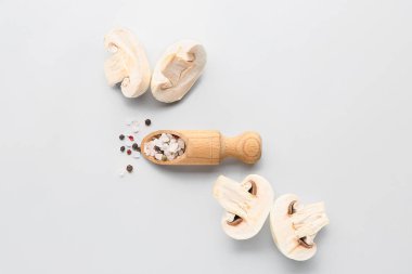 Beyaz arka planda baharatlı taze mantarlar.