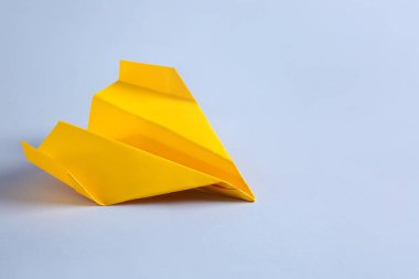 Işık arkaplanda Origami uçağı