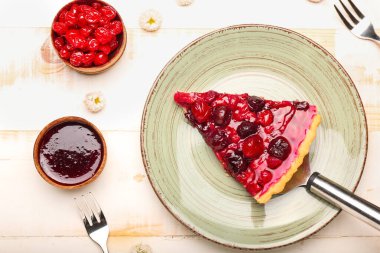 Masada lezzetli vişneli turta ile tabak.