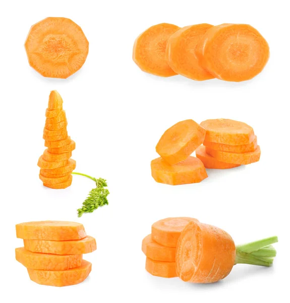 Rodajas de zanahoria fresca sobre fondo blanco — Foto de Stock