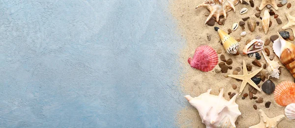 Hermosas conchas marinas, estrellas de mar y arena sobre fondo de color con espacio para el texto — Foto de Stock