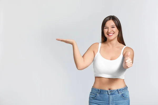 Cuerpo joven mujer positiva sobre fondo gris — Foto de Stock