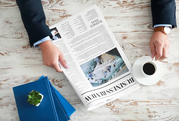 Empresário lendo jornal à mesa — Fotografia de Stock