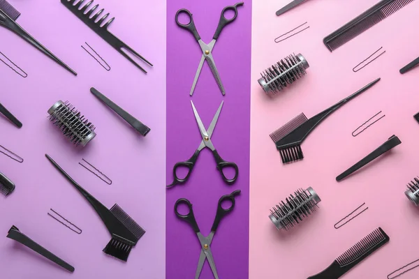 Набор инструментов для парикмахерской на цветном фоне — стоковое фото