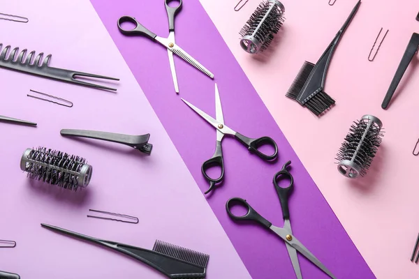 Set di strumenti parrucchiere su sfondo colore — Foto Stock