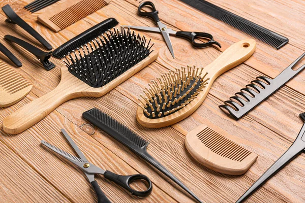 Conjunto de ferramentas de cabeleireiro em fundo de madeira — Fotografia de Stock