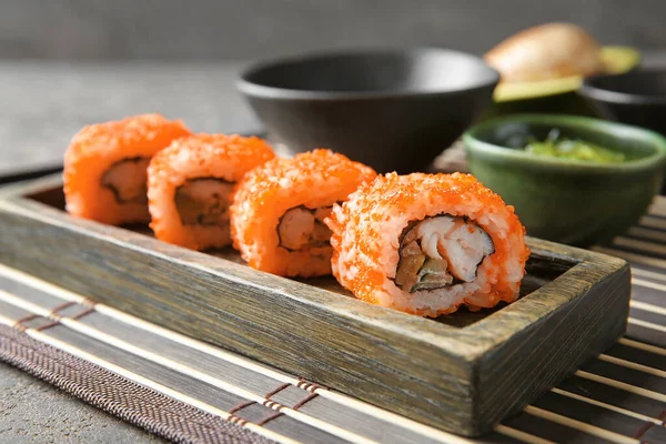 Deliciosos rollos de sushi en la mesa —  Fotos de Stock