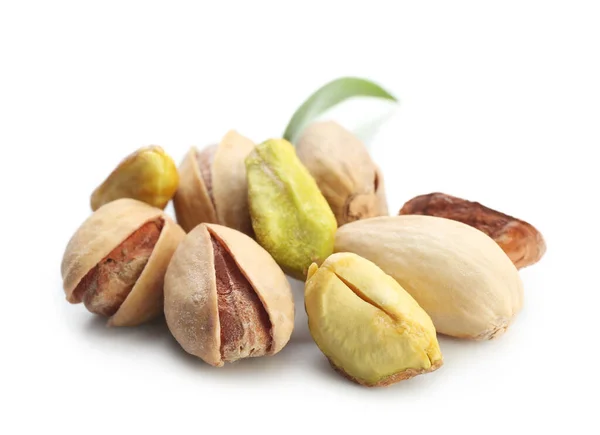 Sabrosas nueces de pistacho aisladas en blanco —  Fotos de Stock