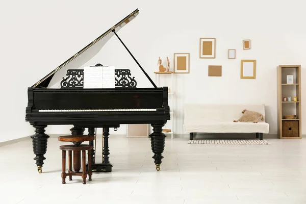 Intérieur de la chambre avec piano à queue élégant — Photo