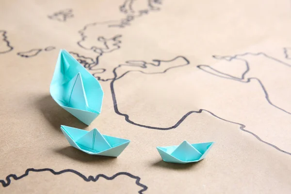 Origami barche sulla mappa del mondo — Foto Stock
