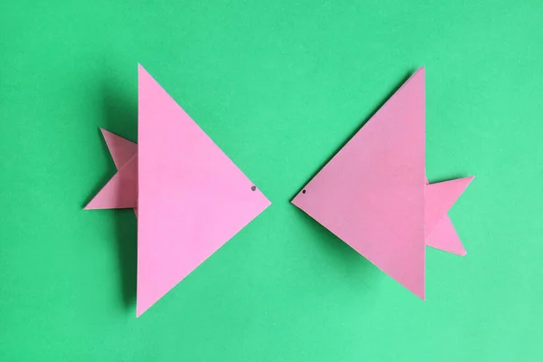 折纸鱼在颜色背景 — 图库照片