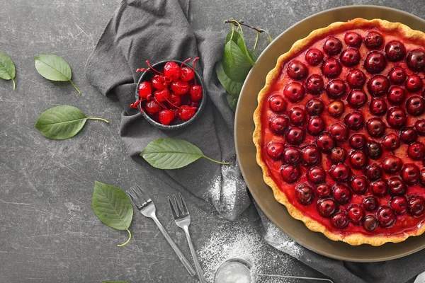 Вкусный вишневый пирог на столе — стоковое фото