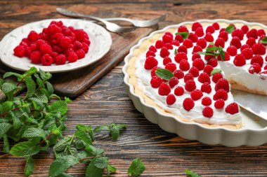 Ahşap arka planda lezzetli ahududu turtası