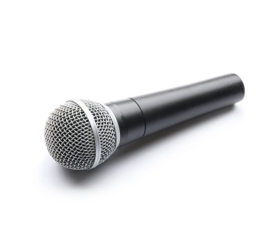Beyaz zemin üzerinde modern mikrofon