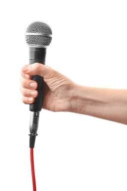 Beyaz arka plan üzerinde mikrofon ile el