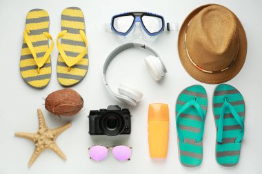 Beyaz arka planda plaj aksesuarları olan kompozisyon